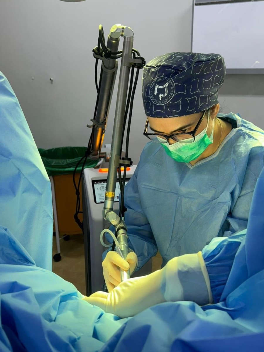 Dra. Thalita Zanes utilizando o equipamento de laser durante procedimento
