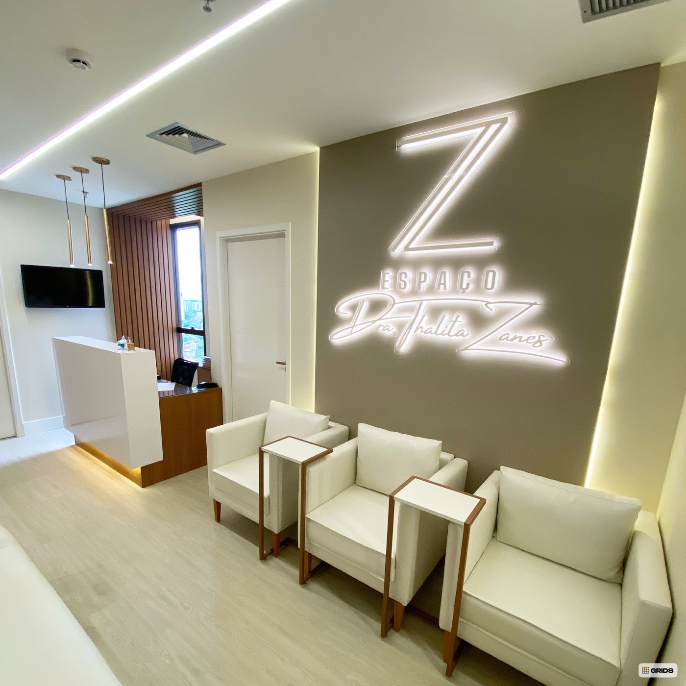 Recepção do Espaço Dra Thalita Zanes, com o letreiro luminoso da marca