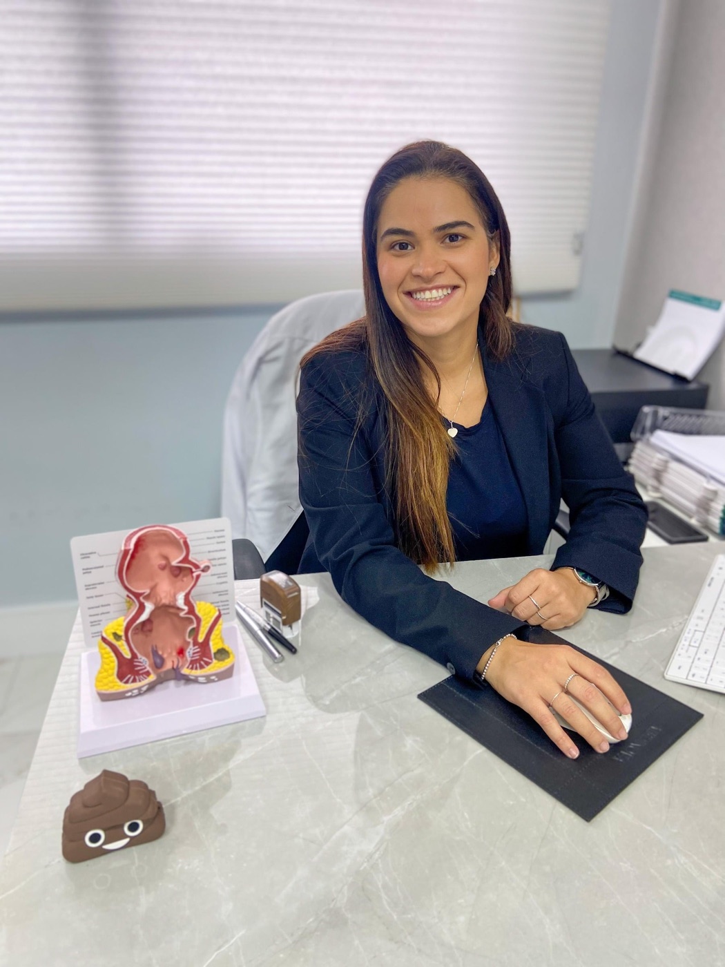 Dra. Thalita Zanes, coloproctologista, em seu consultório em Manaus